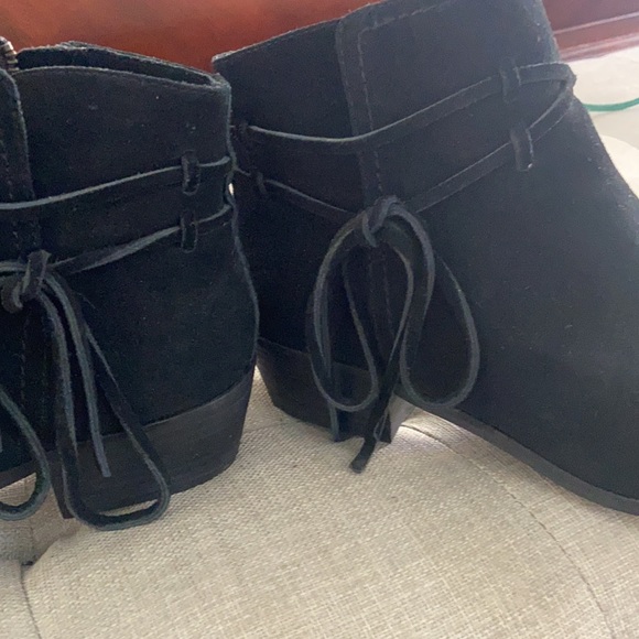 Great black suede booties by Splendid - Picture 2 of 4